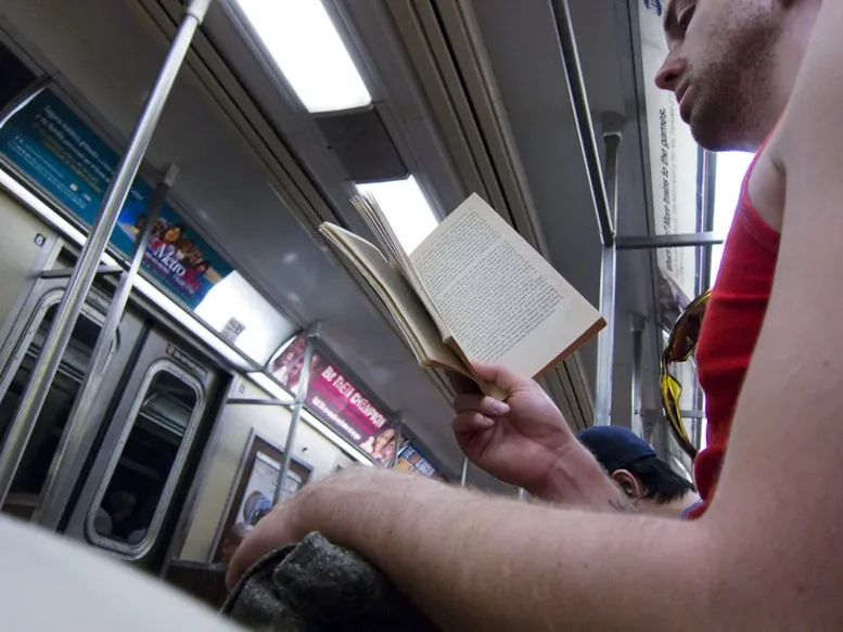 Un lecteur attentif dans le métro 